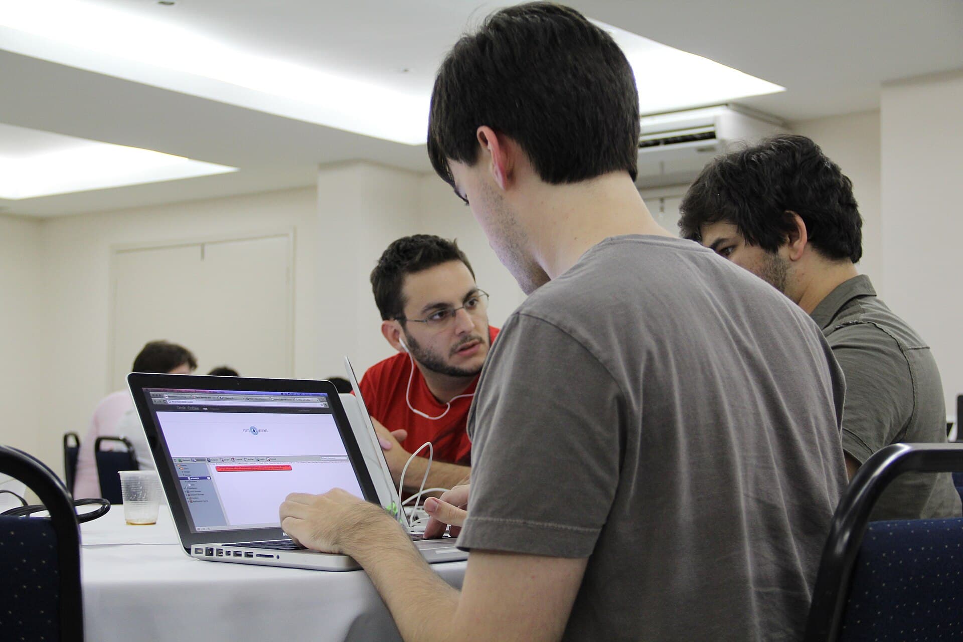 Partecipanti al lavoro durante uno startup weekend
